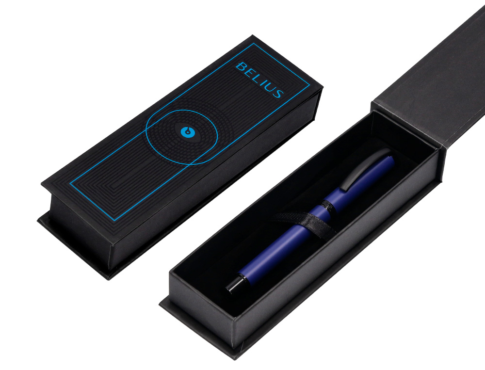 ROLLER BELIUS TURBO ALUMINIUM TEXTURE POINTILLEE ATTRIBUTS NOIR ENCRE NOIRE COLORIS BLEU DANS COFFRET CADEAU