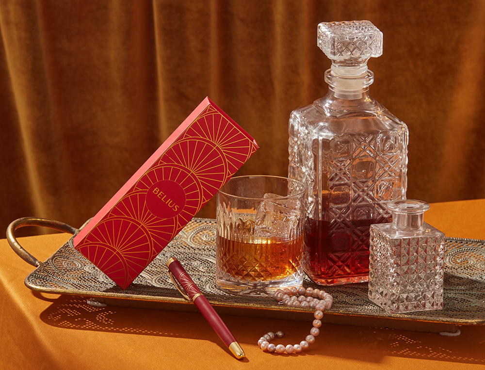 STYLO-PLUME BELIUS SOIREE ALUMINIUM DETAILS ET ATTRIBUTS OR ENCRE BLEUE COLORIS BORDEAUX DANS COFFRET CADEAU