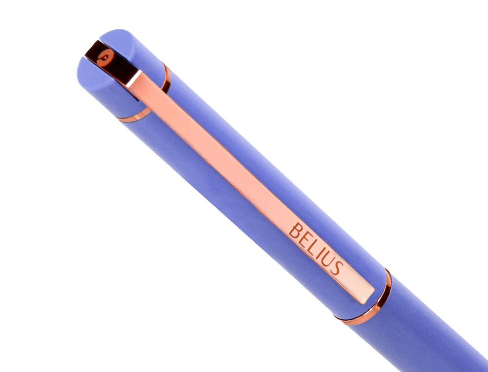 STYLO-BILLE BELIUS ROSE ALUMINIUM DETAILS ET ATTRIBUTS OR ROSE ENCRE BLEUE COLORIS LAVANDE DANS COFFRET CADEAU