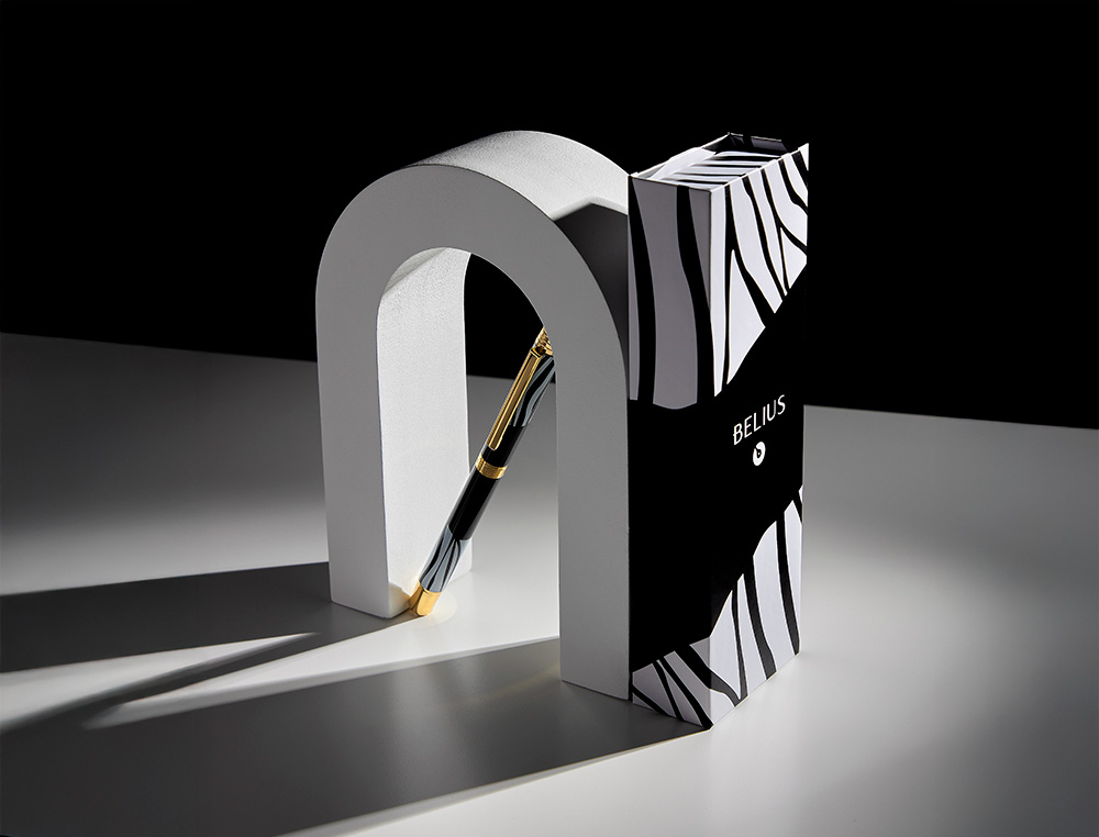 ROLLER BELIUS B&W ALUMINIUM ATTRIBUTS OR ENCRE NOIRE COLORIS BLANC ZEBRURES NOIRES DANS COFFRET CADEAU
